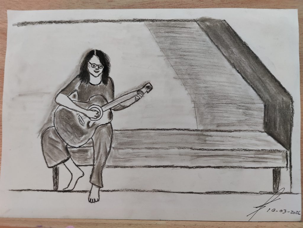 Blyantstegning af en ung kvinde, der sidder på en sovesofa og spiller guitar.