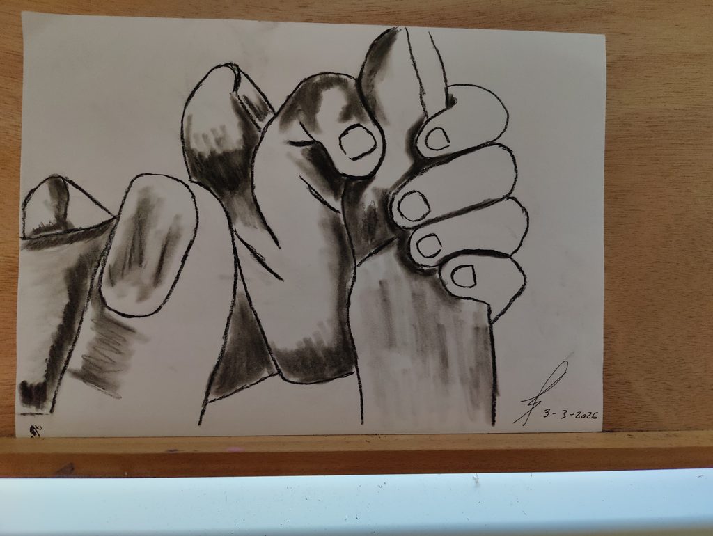 Blyantstegning af en lille barnehånd, der holder om en voksens finger.